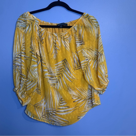 White House Black Market Yellow Palm Swiss Dot Off The Shoulder Blouse - Size XS - Picture 1 of 4